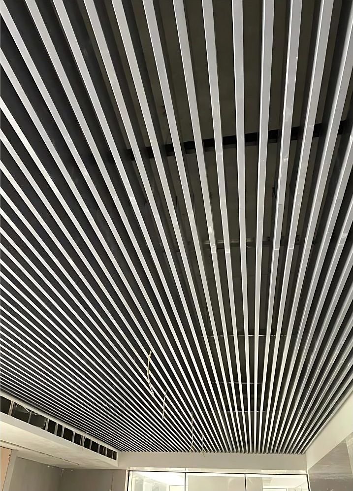 Metal baffle ceiling of closely spaced fins