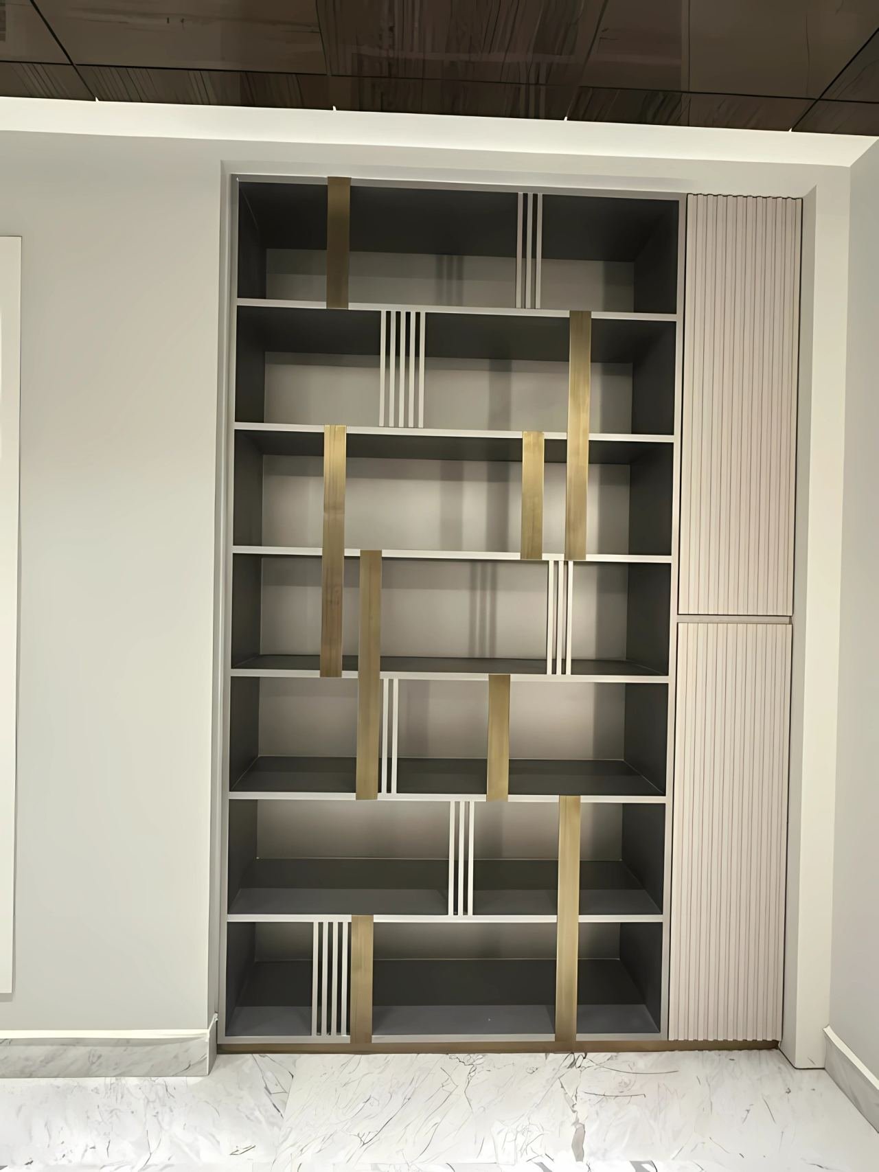 Metal display shelving