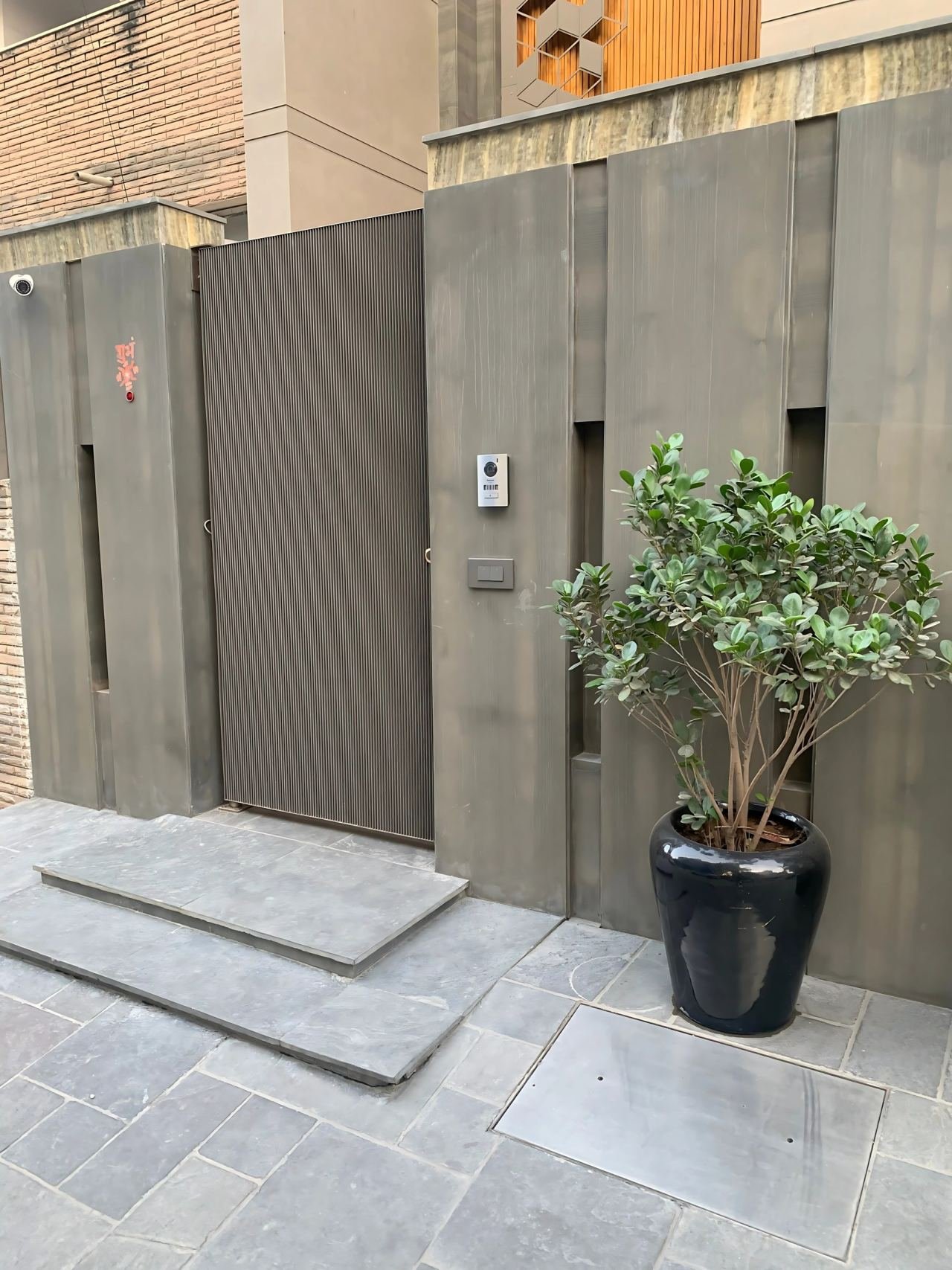 Metal gate and boundary