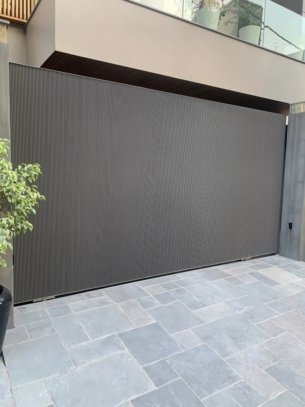 Metal gate and boundary