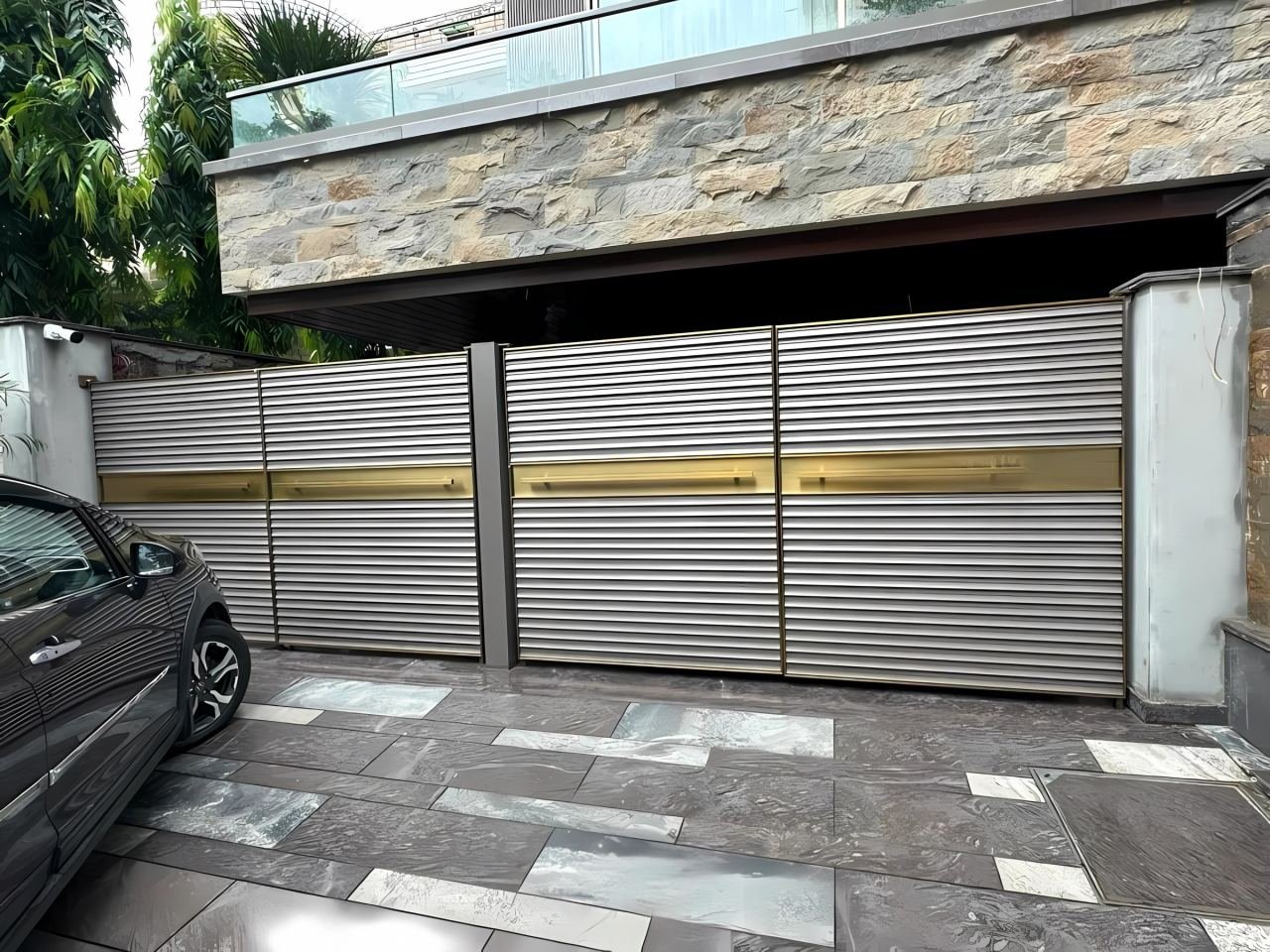 Metal gate and boundary