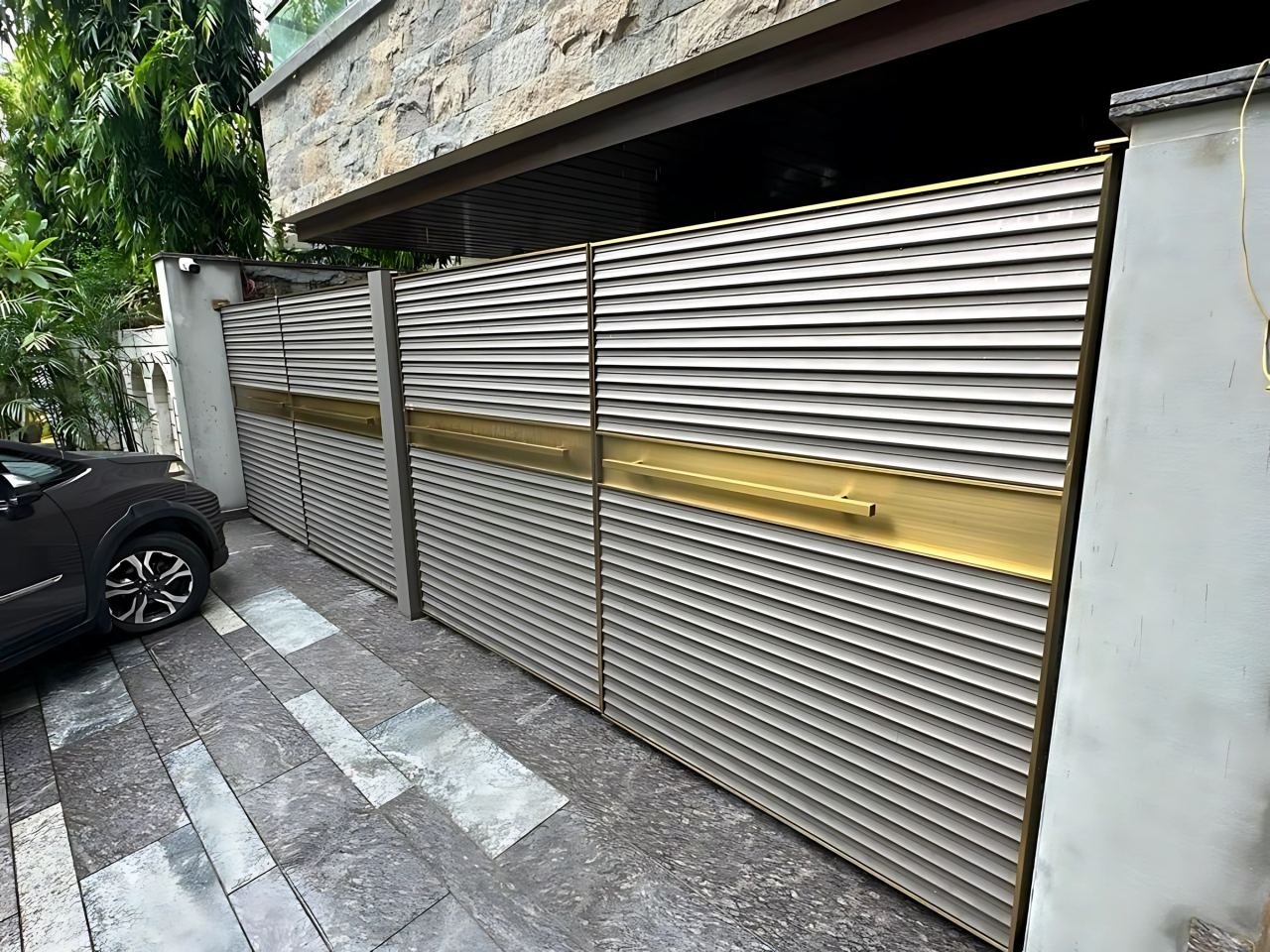 Metal gate and boundary