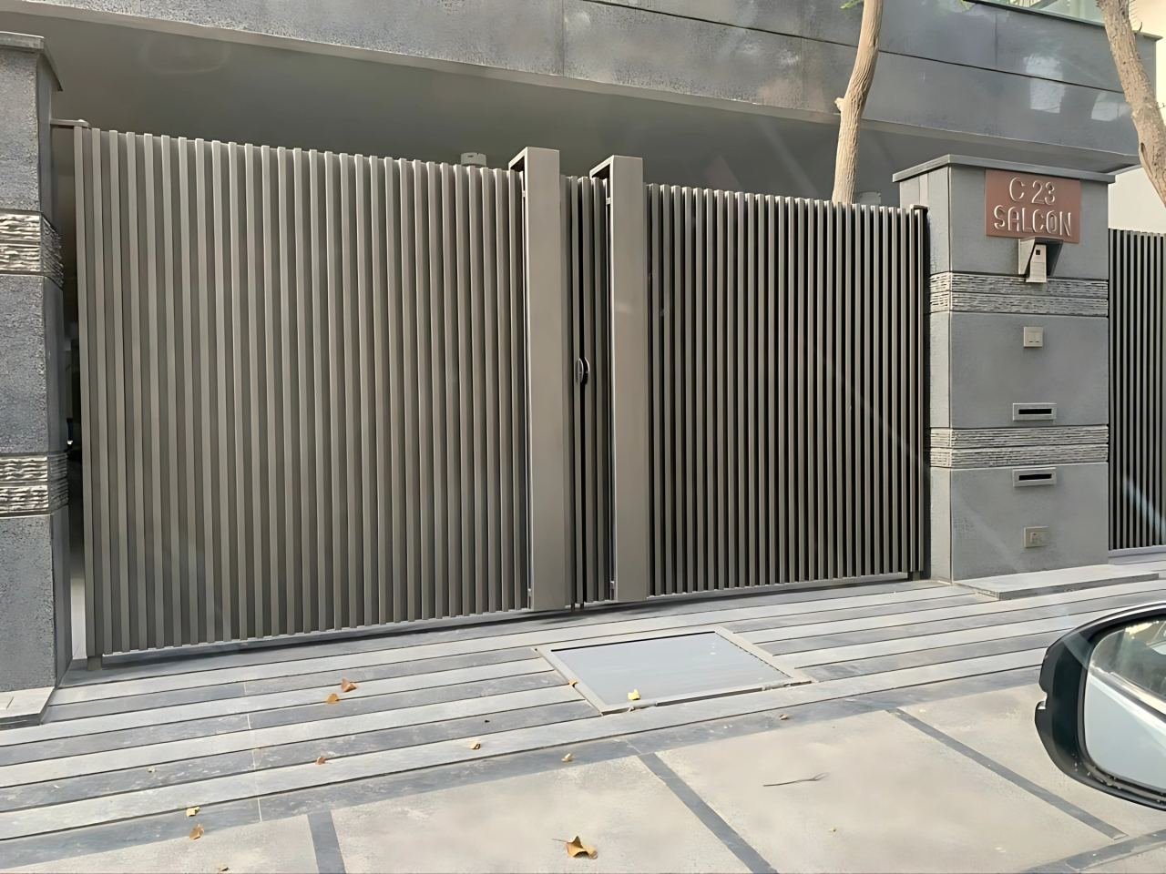 Metal gate and boundary