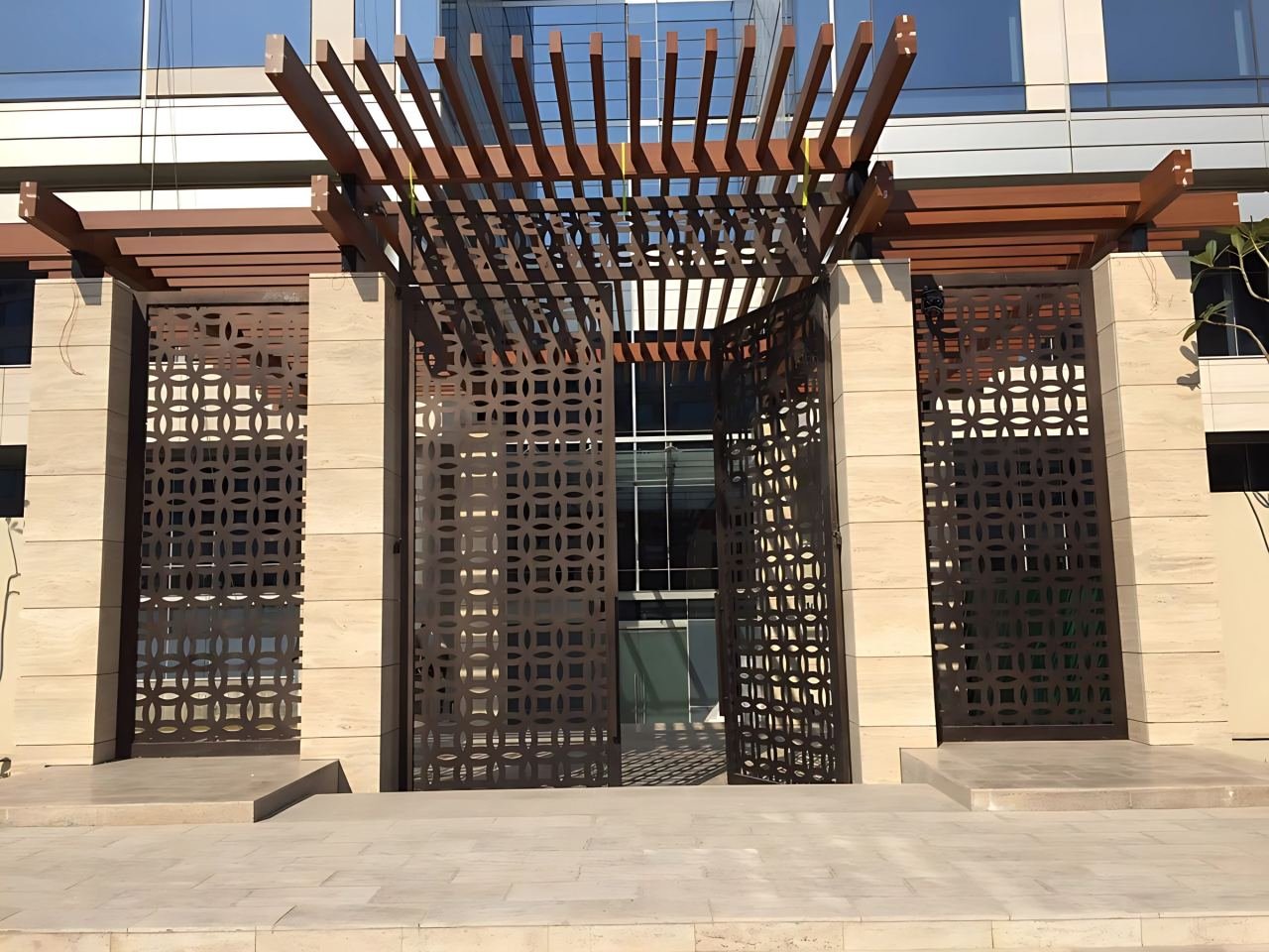 Metal gate and boundary