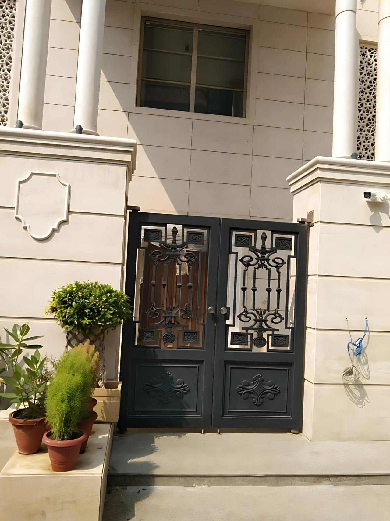 Metal gate and boundary
