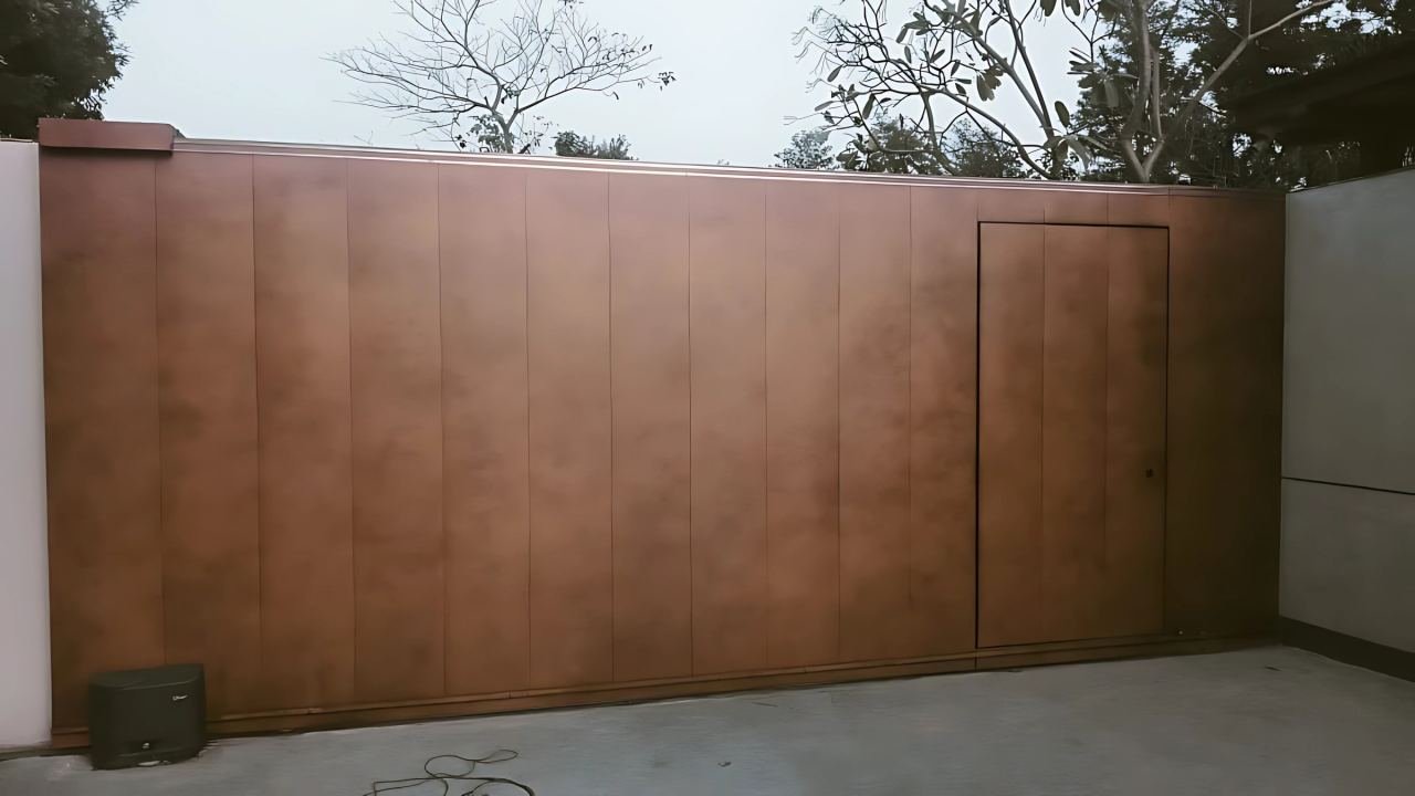 Metal gate and boundary