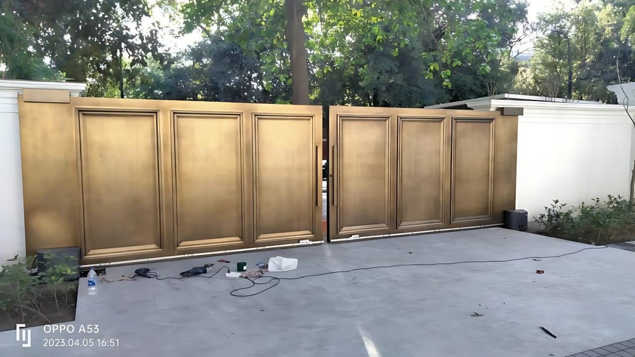 Metal gate and boundary