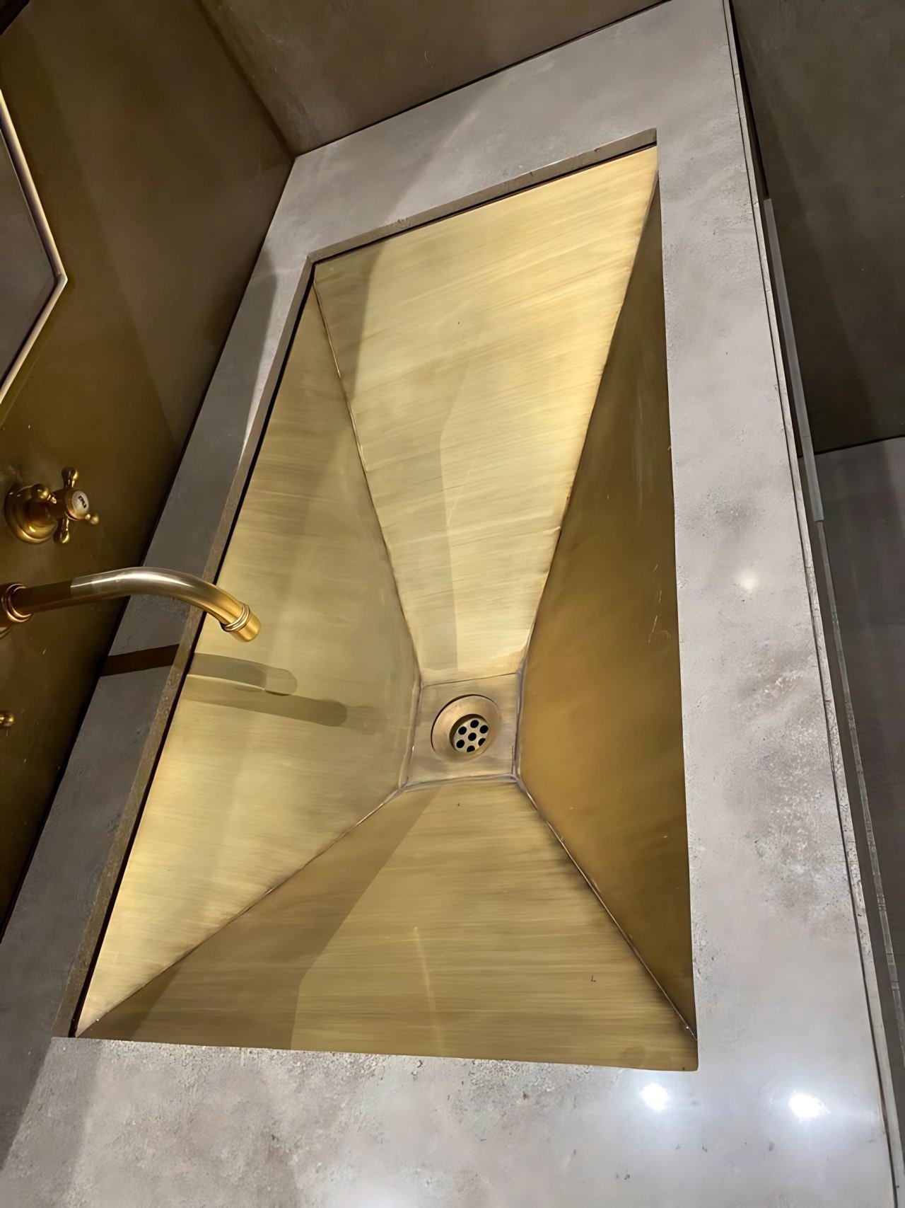 Metal vanity unit