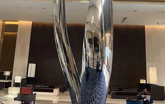 Mirror-polished stainless steel columns in a hotel lobby