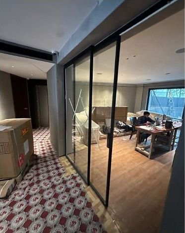 Steel and glass sliding partition in a suite
