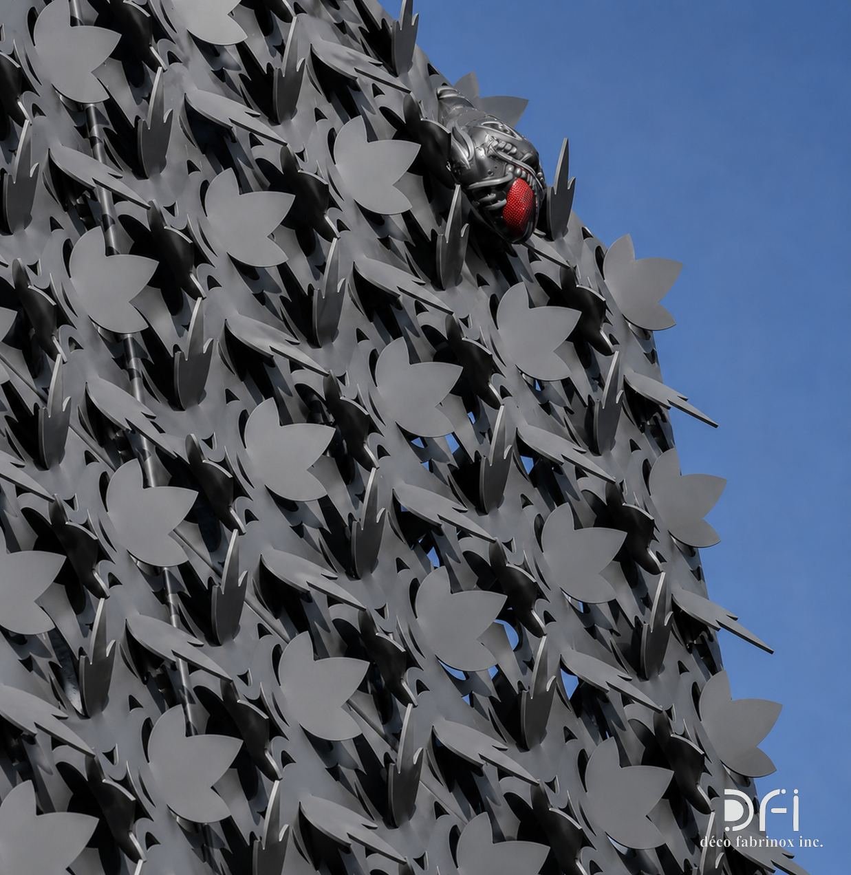 Building facade with star-shaped metal cladding modules
