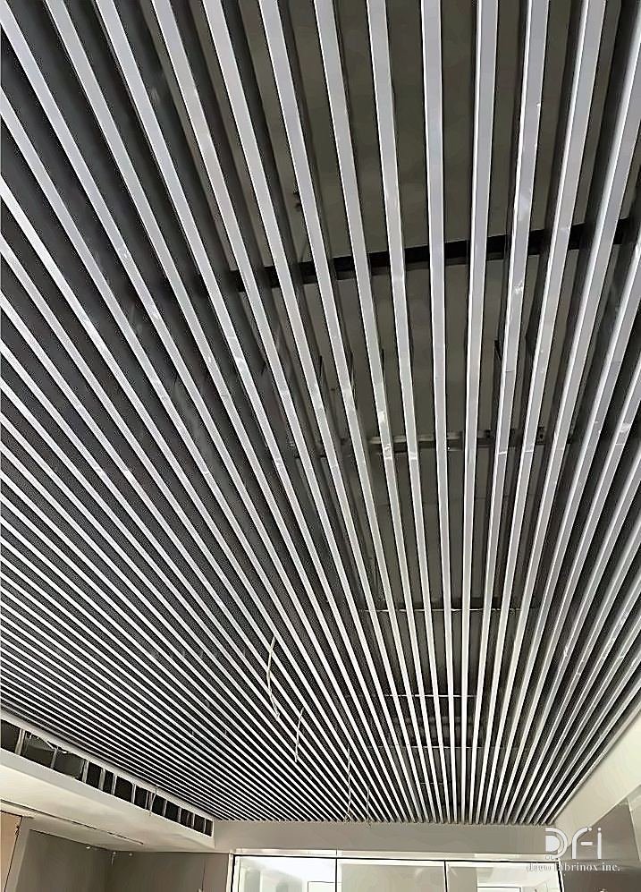 Metal baffle ceiling of closely spaced fins