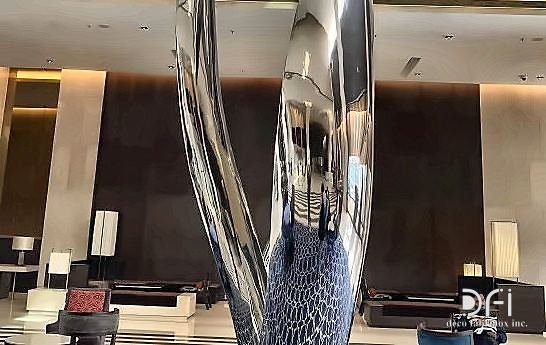 Mirror-polished stainless steel columns in a hotel lobby