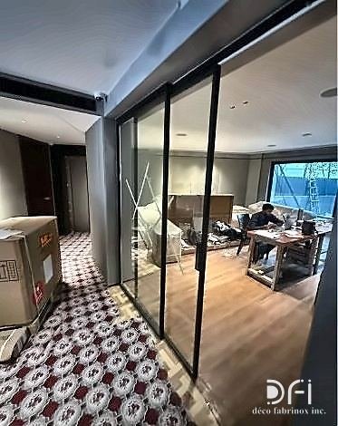 Steel and glass sliding partition in a suite
